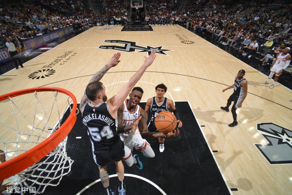 伍的表现却 伍的表现却